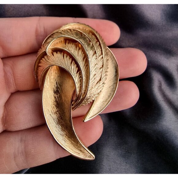 Vintage CROWN TRIFARI 1960s Signed Large Gold Toned Floral Leaf Swirl Brooch - Picture 6 of 7